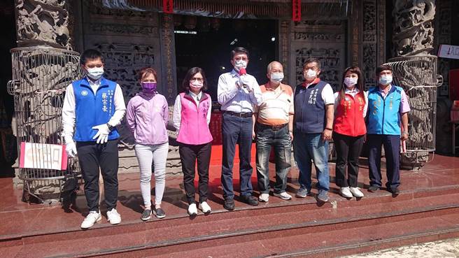 國民黨台南市長參選人謝龍介（左四）經常站在廟口演講，他的支持者最近擔憂人身安全。（程炳璋攝）