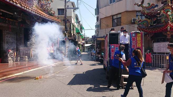 國民黨台南市長參選人謝龍介（白襯衫下車者）有一連串的拜廟與廟口演講，受安倍效應影響，最近警力提高戒備。（程炳璋攝）