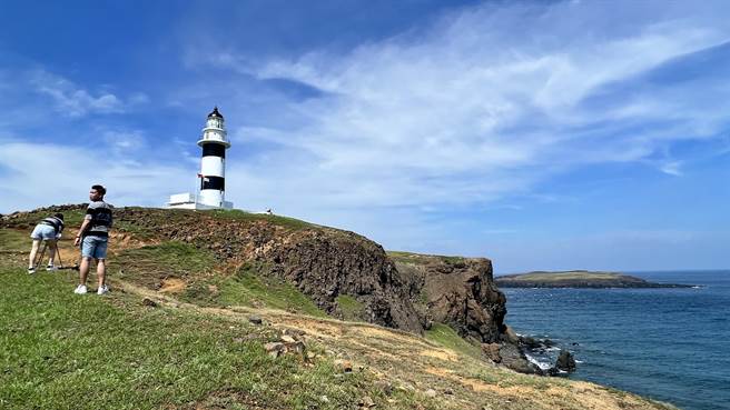 往返台南将军渔港、澎湖南方四岛及七美的蓝色公路已启航，图为南方四岛中的东吉屿知名灯塔地标。（张毓翎摄）