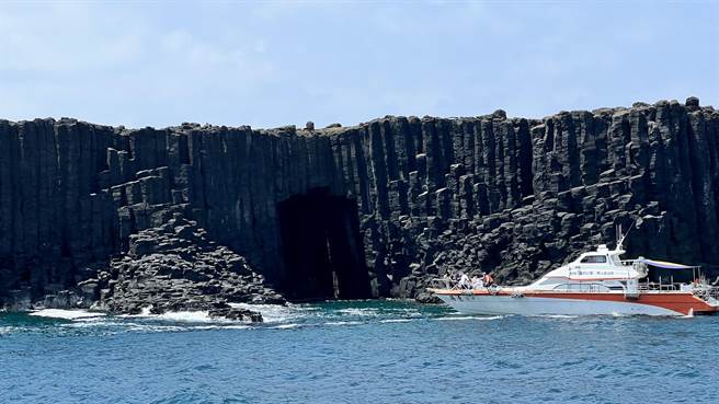 西吉屿的「蓝洞」秘境。（张毓翎摄）