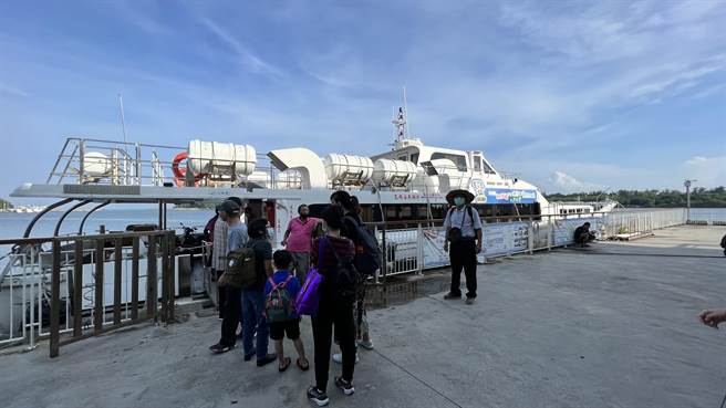 游客在台南将军渔港搭船，前往澎湖南方四岛及七美。（张毓翎摄）