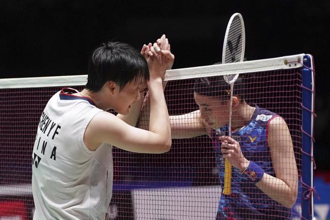 戴资颖（右）与陈雨菲在马来西亚大师赛女单4强赛后于网前握手致意。（美联社）