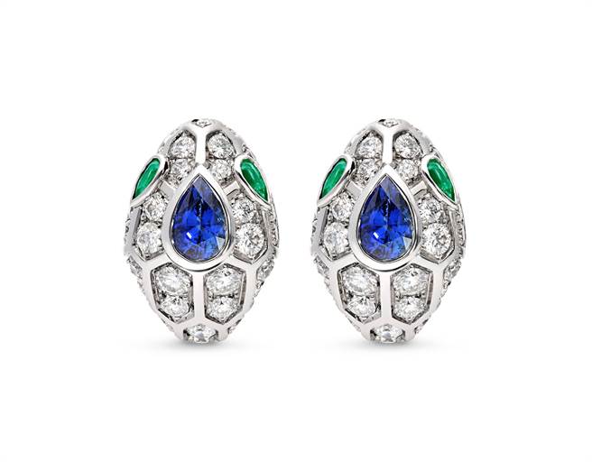 BVLGARI SERPENTI系列蓝宝石与祖母绿钻石耳环，79万9000元。（BVLGARI 提供）