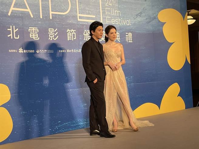 莫子仪（左）跟许玮宁将一起颁发最佳剧情长片。（李承阳摄）