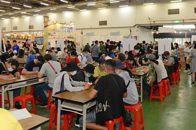 （2022中部就业博览会9日在台中世贸中心登场，吸引不少求职者前往应徵，场面盛况空前。图／中彰投分署提供）