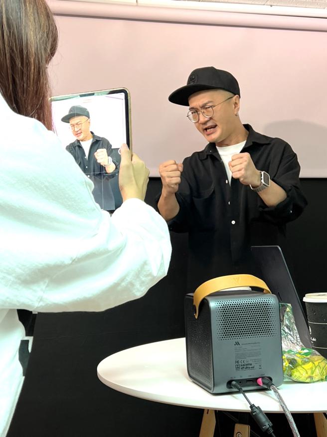 Tiktok网红贝克大叔示范教学Tiktok拍法。（艾莎古萨提供）