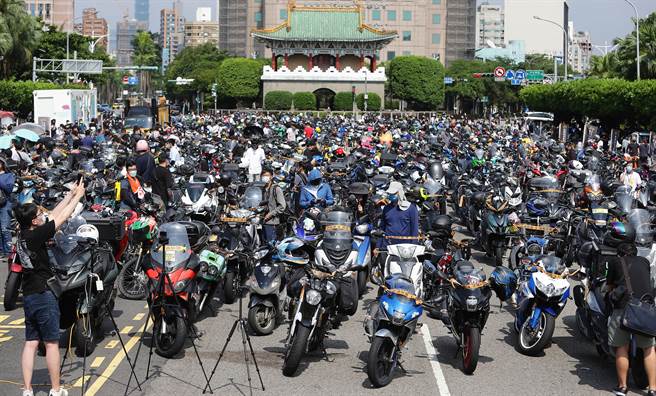 台灣機車路權促進會9日舉行「2022交通解嚴大遊行」，以「拒絕排斥 正視騎士」為訴求號召機車和大型重機遊行圍城，遊行車隊最後3000輛機車停放在凱道上表達訴求。（季志翔攝）