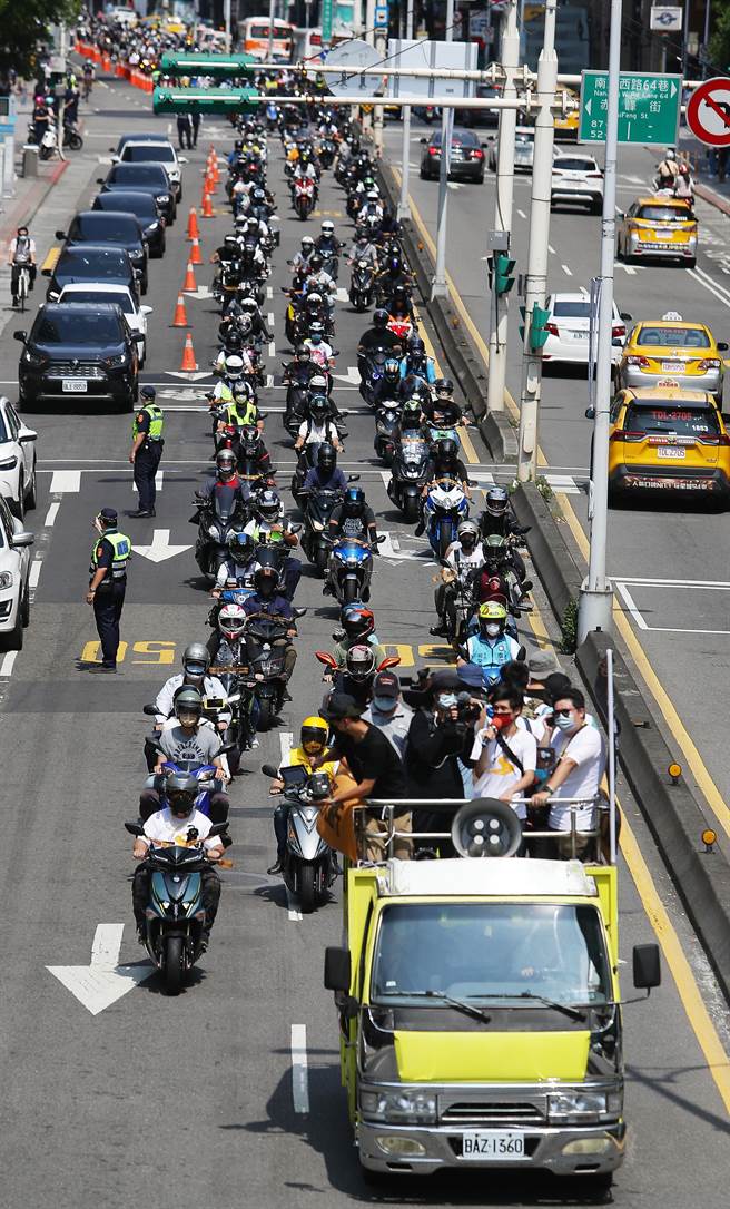 台灣機車路權促進會9日舉行「2022交通解嚴大遊行」，要求省道全面開放機車行駛、重機上國道、廢除區間測速等5大議題。（季志翔攝）