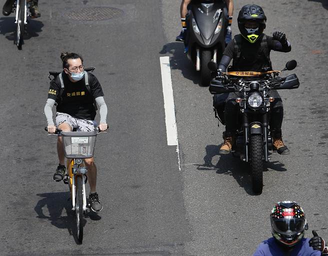 台灣機車路權促進會9日舉行「2022交通解嚴大遊行」，以「拒絕排斥 正視騎士」為訴求號召3000輛機車和大型重機遊行圍城，除了機車，也有民眾騎著腳踏車參與遊行。（季志翔攝）