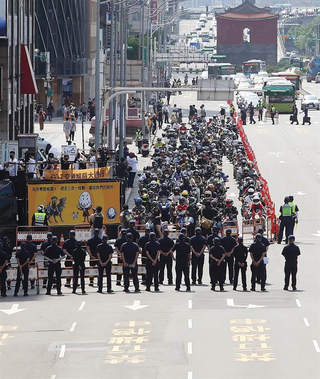 台灣機車路權促進會9日舉行「2022交通解嚴大遊行」，以「拒絕排斥 正視騎士」為訴求號召3000輛機車和大型重機遊行圍城，遊行車隊特別選擇禁行機車的忠孝西路表達抗議。（季志翔攝）