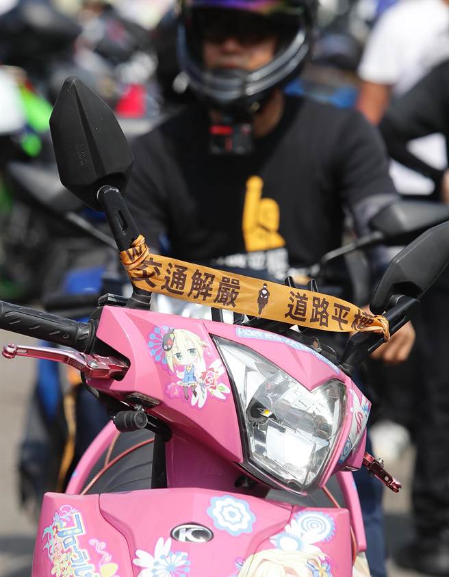 台灣機車路權促進會9日舉行「2022交通解嚴大遊行」，以「拒絕排斥 正視騎士」為訴求號召機車和大型重機遊行圍城，遊行騎士將機車停放在凱道上用標語表達訴求。（季志翔攝）