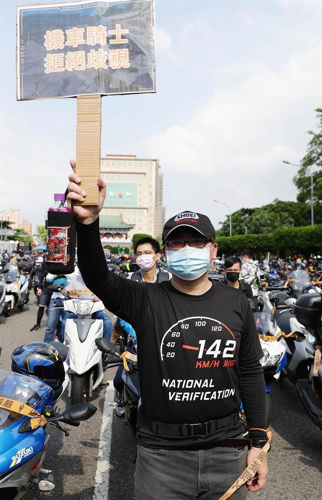 台灣機車路權促進會9日舉行「2022交通解嚴大遊行」，以「拒絕排斥 正視騎士」為訴求號召機車和大型重機遊行圍城，遊行騎士將機車停放在凱道上用標語表達訴求。（季志翔攝）