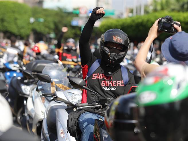 台灣機車路權促進會9日舉行「2022交通解嚴大遊行」，以「拒絕排斥 正視騎士」為訴求號召機車和大型重機遊行圍城，遊行騎士將機車停放在凱道上呼口號表達訴求。（季志翔攝）