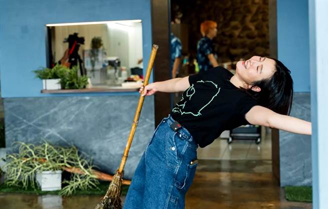 刘品言在《来吧！营业中》担任小帮手，帮忙扫地。（TVBS提供）