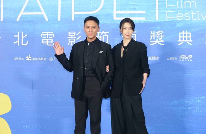 郑人硕和蔡淑臻出席北影担任颁奖人，两人一身黑笑说是情侣装。（粘耿豪摄）