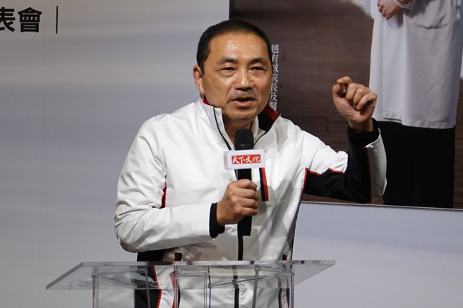 新北市長侯友宜9日出席「挺在疫浪的前線：台北慈濟醫院守護生命守護愛」新書發表會並致詞。（姚志平攝）