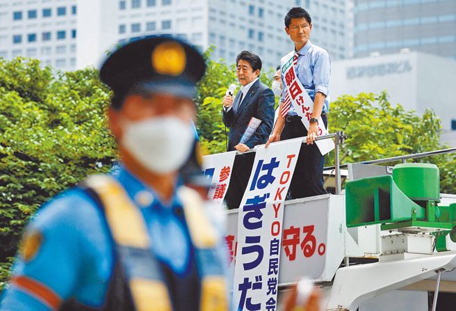 就在安倍遇刺前4小時，版上流傳一則稱「頗大的事要發生」的預言貼文。(圖/路透社) 