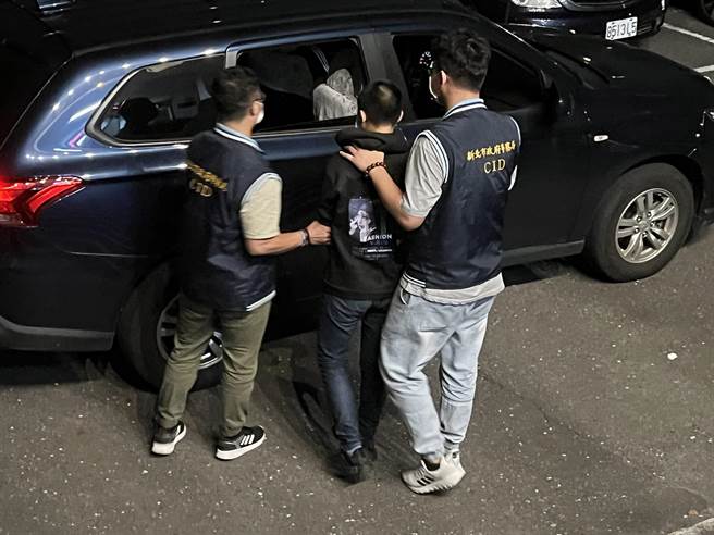 警方晚间将罗姓少年送往少年法庭。（王扬杰摄）