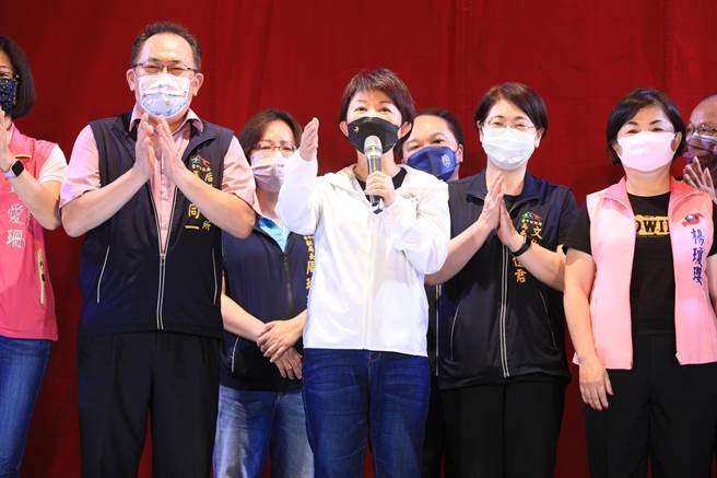 市长卢秀燕（中）特亲自出席，表达力挺之意。（台中市政府提供）