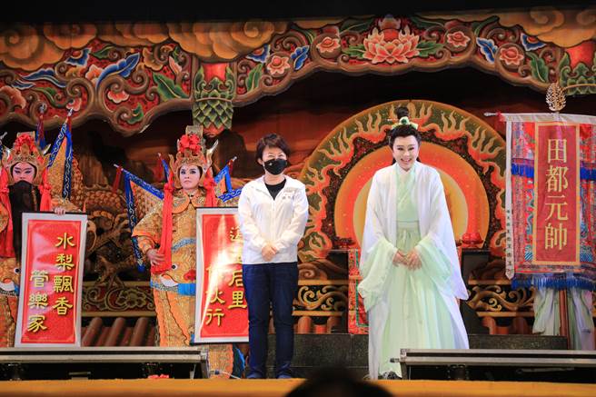 知名明华园戏剧总团当家小生孙翠凤（右），领衔主演经典戏曲《刘全进瓜》，高潮迭起的剧情和精彩绚丽的舞台效果。（台中市政府提供）