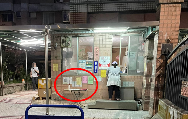 網友的外送餐點被放在管理室外頭桌上，事後卻不見了，詢問保全，對方稱該處是「監視器死角」，還說「年輕人不要計較這麼多，不懂事」。（翻攝自臉書「爆料公社二社」）