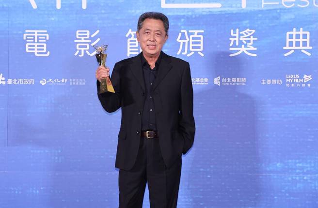 朱延平獲頒卓越貢獻感，全場起立鼓掌。（羅永銘攝）