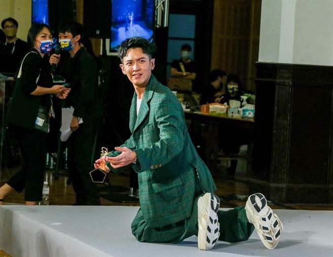 柯震东在媒体中心听到前台好友九把刀拿最佳导演奖，吓到不小心跪倒。（罗永铭摄）