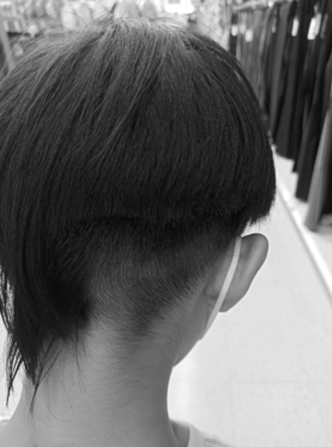 女网友分享儿子首度体验百元剪髮，认为理髮师的技术欠佳。（图／取自爆怨公社）