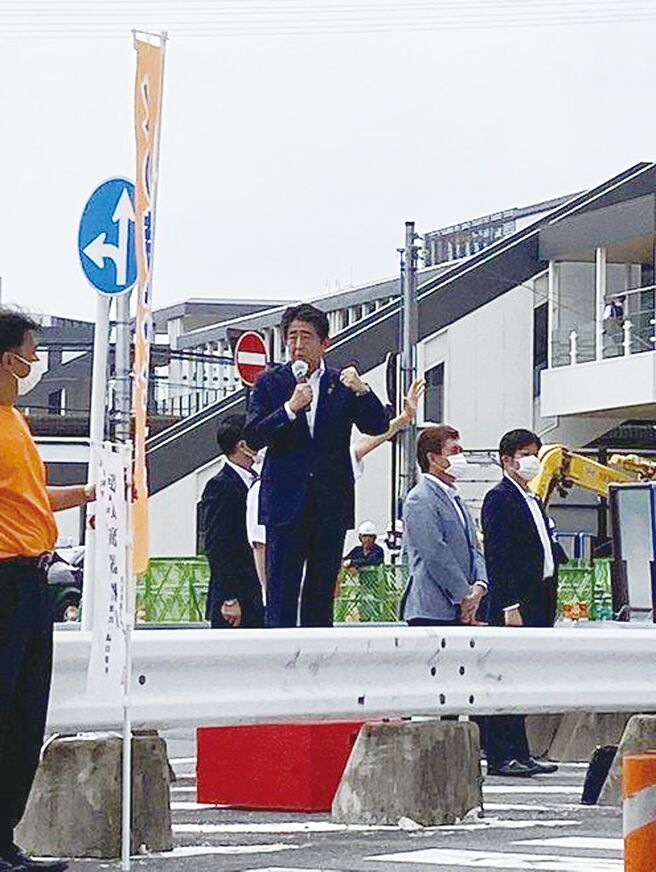 安倍遇袭前正在奈良街头发表拜票演说。图／摘自推特