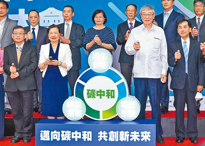 工总8日举行「产业碳中和联盟成立大会」，经济部长王美花（前排左二）受邀参与见证。工总理事长苗丰强（前排右二）再度呼吁政府，重视核能的重要性。图／王德为