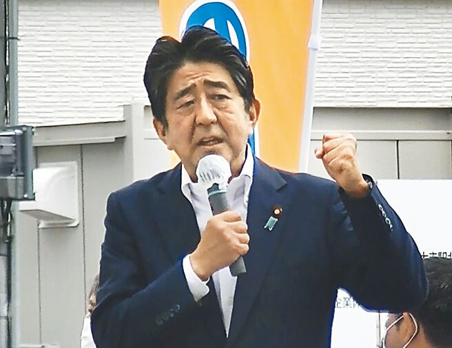 日本前首相安倍晋三（见图）8日在奈良演讲时遇刺、连中2枪，颈及胸部中弹后流血倒地，传当时已心肺停止，紧急送医后身亡。（美联社）