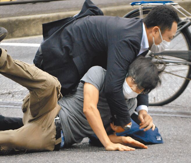 日本前首相安倍晋三8日在奈良演讲时遇刺、连中2枪，颈及胸部中弹后流血倒地，传当时已心肺停止，紧急送医后身亡。维安人员立即逮捕凶嫌山上彻也。（路透）