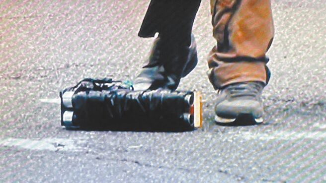 日本前首相安倍晋三8日在奈良演讲时遇刺、连中2枪，颈及胸部中弹后流血倒地，传当时已心肺停止，紧急送医后身亡。查扣改造凶枪。（摘自Tom Bateman @tomb8man推特）