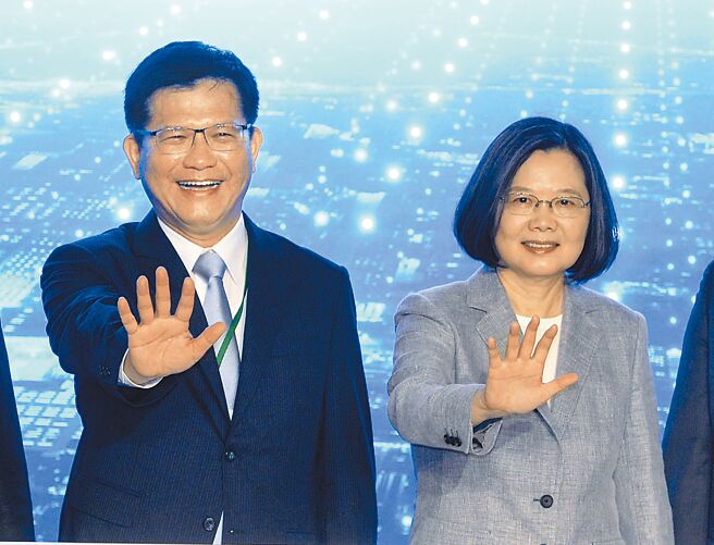 传经蔡英文总统3度约询，交通部前部长林佳龙8日已点头有意参选新北市长，图为2020年6月蔡总统（右）与林佳龙（左）同台。（本报资料照片）