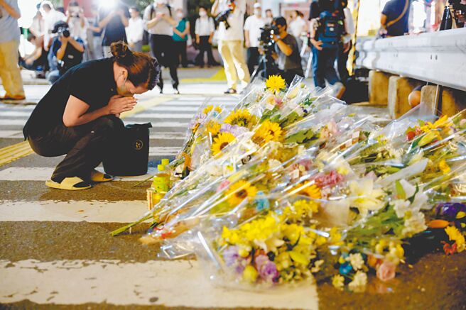 日本前首相安倍晋三遭枪手近距离射杀身亡，大陆外交部对此表示震惊。图为日本民眾到枪击案事发地点献花哀悼的画面。（路透）