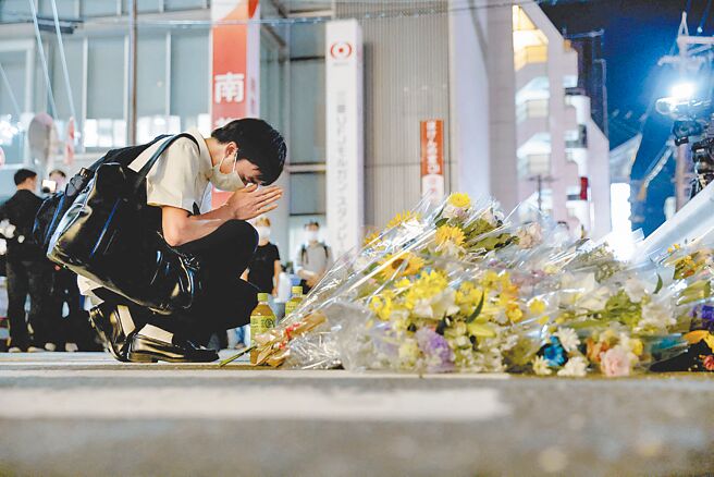 日本前首相安倍晋三堪称是「最友台」的政治人物。图为日本民眾到枪击案事发地点献花哀悼的画面。（路透）