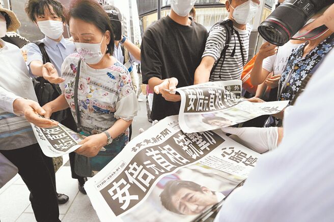 日本前首相安倍晋三遇刺，《读卖新闻》立即在街头发号外，称是二战后日本最重大政治事件，对日本政局与东北亚局势影响深远。（美联社）