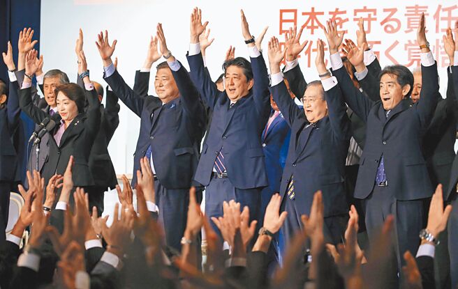 安倍晋三在经济上最出名的是2012年12月就职后，推出「安倍三箭」，以挽救日本当时长期低迷的经济。（美联社）