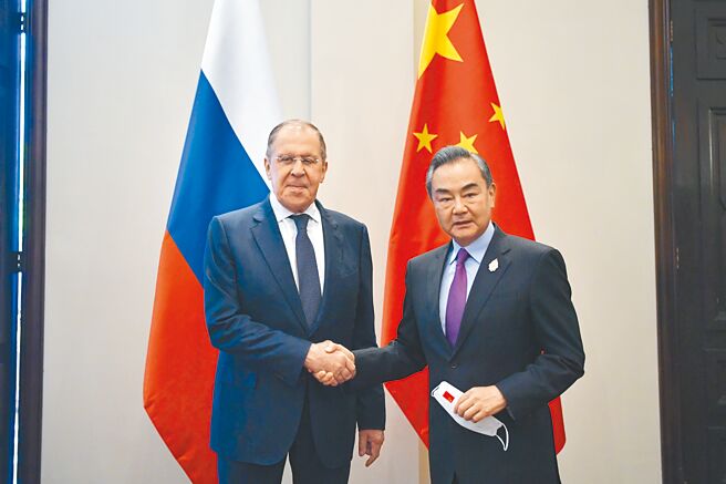 7月7日，国务委员兼外长王毅（右）出席二十国集团外长会期间在巴厘岛会见俄罗斯外长拉夫罗夫。（新华社）