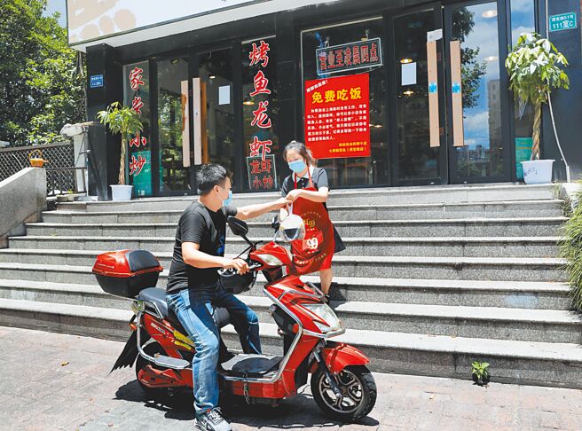 大陆因疫情严格封控下，云经济、宅经济应运而生，此前很多不起眼行业和产业也崭露头角。（新华社）