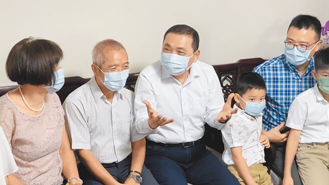 新北市长侯友宜（左三）前往祝贺赵宪麟（左二），开玩笑说：「赵爸爸你比我还忙喔！」（吕健豪摄）