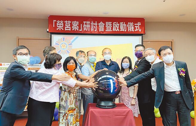 国军退除役官兵辅导委员会为使荣民长辈性健康推展于荣家的日常生活中，特别规画推动荣莒案，8日举办启动仪式。（新竹荣家提供／邱立雅竹市传真）