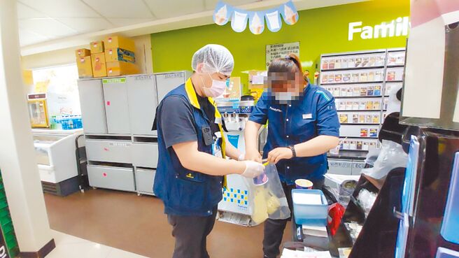 桃园市卫生局针对冰品、凉麵抽验凉麵、饮冰品、食用冰块、果蔬汁、仙草茶与原料及各式配料，总计147件。图非违规冰店。（桃园市卫生局提供／赖佑维桃园传真）