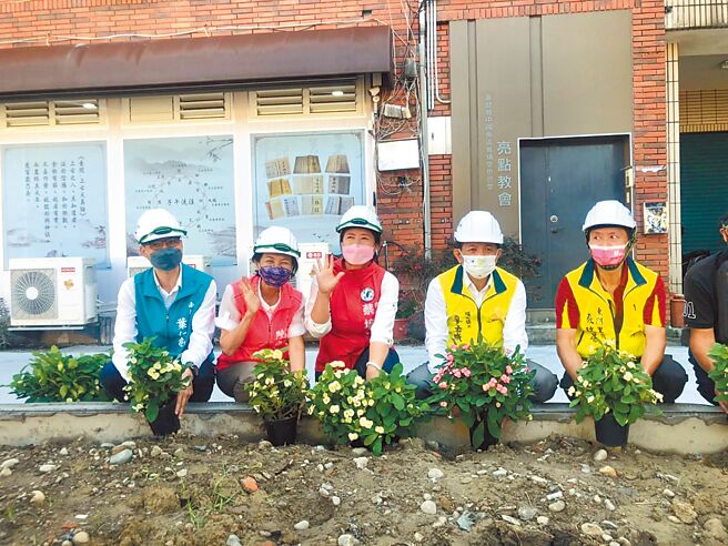 南投縣埔里鎮長廖志城（右二）等人，在花台種植麒麟花。（埔里鎮公所提供／廖志晃南投傳真）