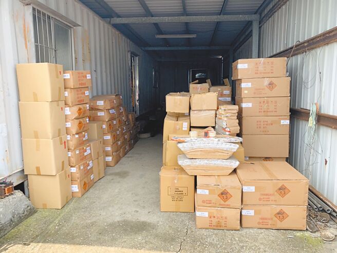 陈姓男子在货柜屋内囤放大量高空烟火。（消防局提供／程炳璋台南传真）