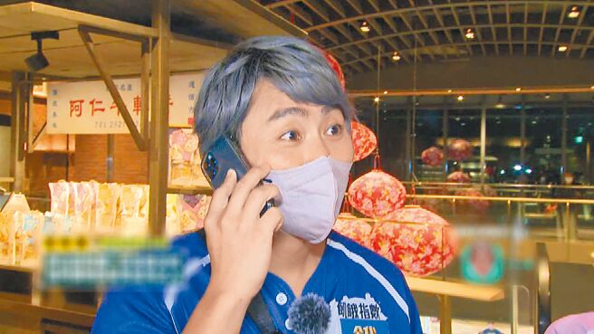 王仁甫录《飢饿游戏》，打电话给季芹求证答案。（中视提供）