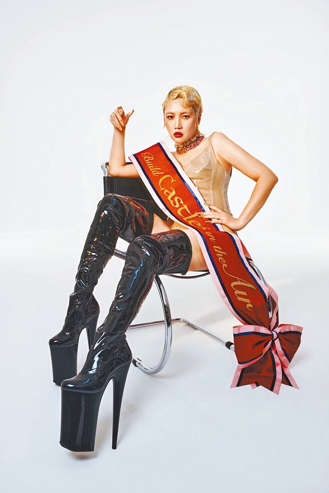 A-Lin將在16、17日於台北小巨蛋開唱，目前正積極備戰練唱。（索尼音樂提供）