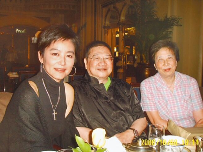 林青霞（左起）當年與倪匡、倪太太聚會。（馬家輝提供）