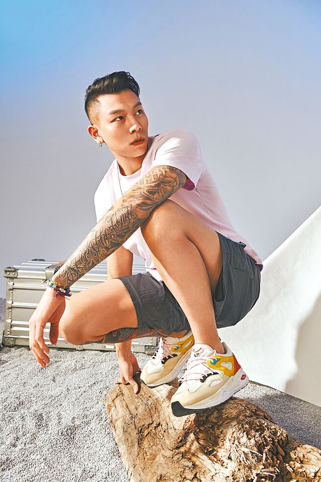 PUMA找来瘦子演绎TRC Blaze HC鞋款，穿出今夏缤纷潮流风格。（PUMA提供）