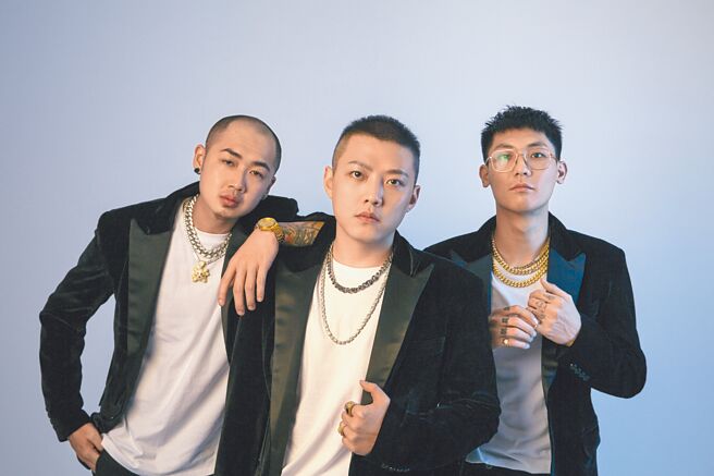 臭屁婴仔参与演唱《少年吔，安啦！ 30周年致敬合辑》。（素养学堂提供）